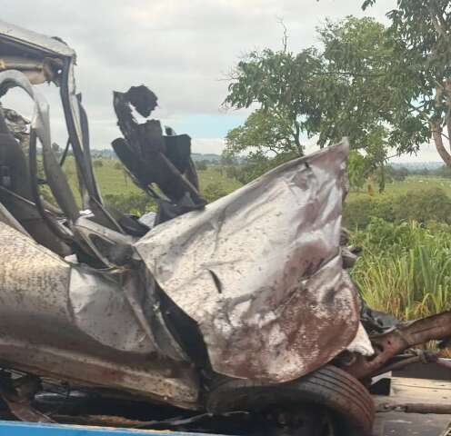 Motorista morre ao ter carro esmagado por carreta em rodovia