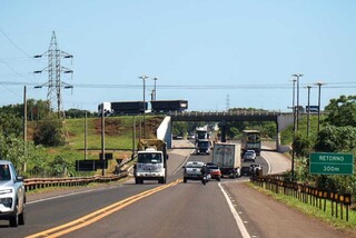 Passagem de carretas pesadas por viaduto preocupa moradores de condom&iacute;nio