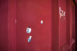 Dupla em caminhonete atira e joga coquetel molotov em port&atilde;o de casa