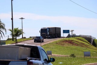 Passagem de carretas pesadas por viaduto preocupa moradores de condom&iacute;nio