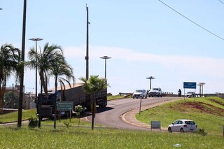 Passagem de carretas pesadas por viaduto preocupa moradores de condom&iacute;nio