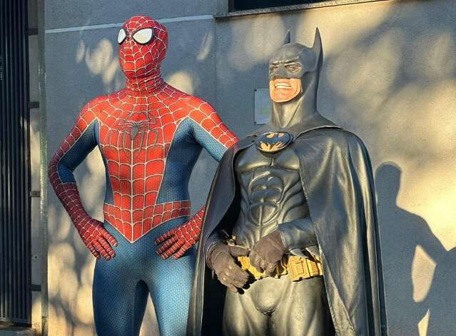 Ap&oacute;s anos com fantasia guardada, Homem-Aranha se une ao Batman 