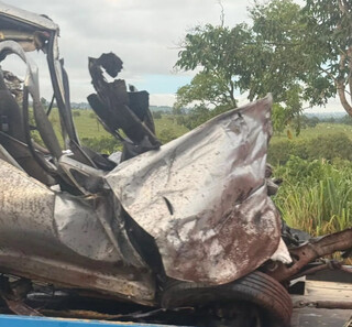 Motorista morre ao ter carro esmagado por carreta em rodovia