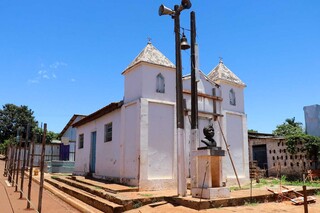 Bisneta de Tia Eva, Air passa o dia na porta de casa vendo obra na igreja