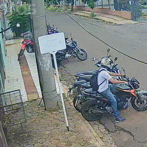 Ao lado de shopping, motocicleta &eacute; furtada por dupla em minutos