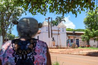 Bisneta de Tia Eva, Air passa o dia na porta de casa vendo obra na igreja