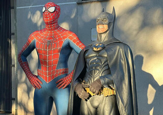 Ap&oacute;s anos com fantasia guardada, Homem-Aranha se une ao Batman 