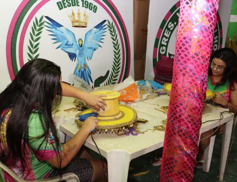 Entre penas e samba, Vila Carvalho transforma desfile em alerta ambiental