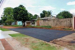 Morador asfalta s&oacute; a frente de casa ap&oacute;s vaquinha com vizinhos fracassar