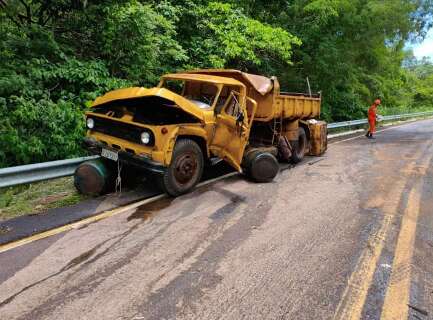 Caminh&atilde;o desgovernado bate, derruba &oacute;leo diesel e provoca interdi&ccedil;&atilde;o em rodovia