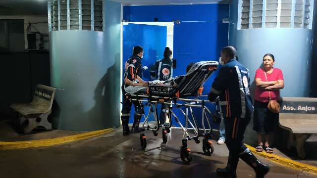 &Aacute;rvore cai sobre motociclista e mulher &eacute; atingida por raio durante temporal