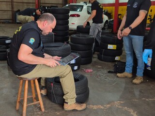 Loja &eacute; alvo de batida da pol&iacute;cia e tem 60 pneus contrabandeados apreendidos