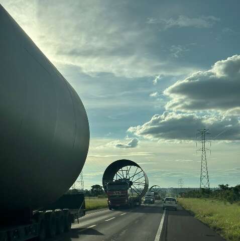 Carga gigantesca cruza Campo Grande e segue pela BR-262 rumo a Inoc&ecirc;ncia