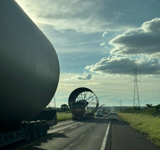 Carga gigantesca cruza Campo Grande e segue pela BR-262 rumo a Inoc&ecirc;ncia