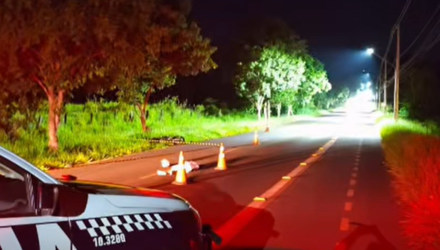 Casal v&ecirc; farol de motocicleta aceso e encontra rapaz morto 