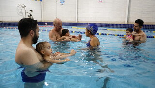 Para evitar afogamentos, crian&ccedil;a deve ficar &agrave; dist&acirc;ncia de um bra&ccedil;o dos pais