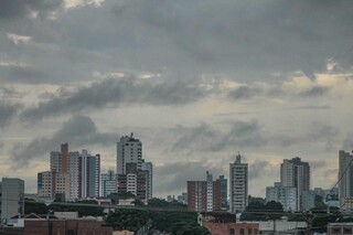 Calor, abafamento e risco de chuva no fim do dia marcam a sexta-feira em MS
