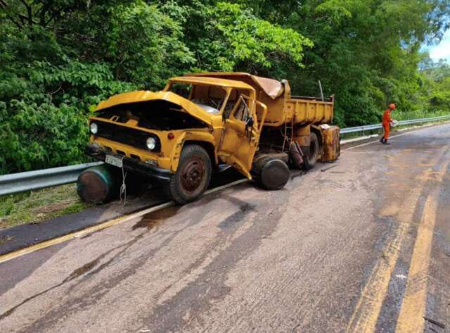 Caminh&atilde;o desgovernado bate, derruba &oacute;leo diesel e provoca interdi&ccedil;&atilde;o em rodovia