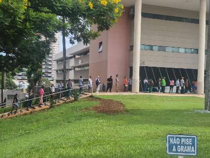 Prefeitura amplia hor&aacute;rio de auditores para atender contribuintes e reduzir fila