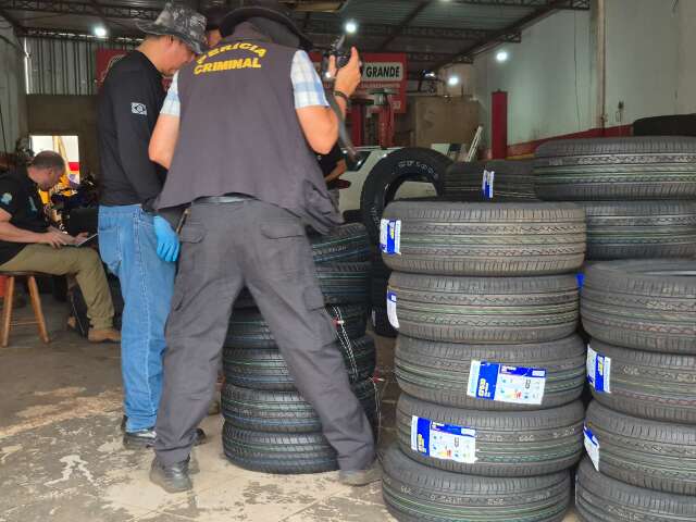 Loja &eacute; alvo de batida da pol&iacute;cia e tem 60 pneus contrabandeados apreendidos