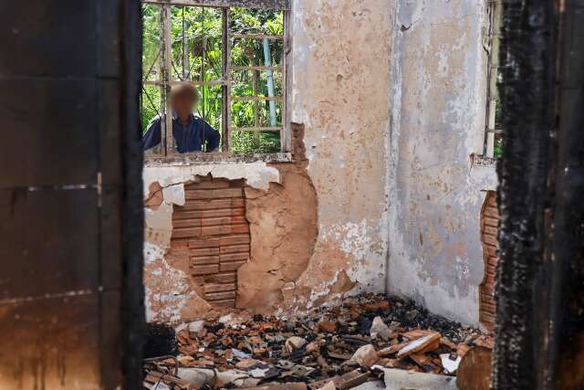 Ap&oacute;s ver a casa onde cresceu em cinzas, verdureira monta banca para trabalhar