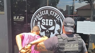 V&iacute;deo mostra rapaz atirando sem querer e tentando socorrer barbeiro