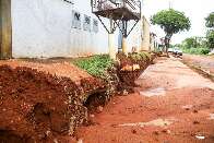 Sem rebaixamento de guias, cal&ccedil;ada vira problema no Noroeste