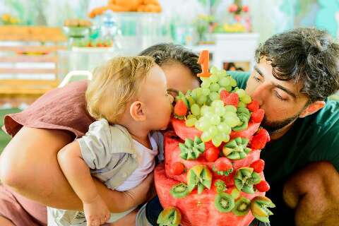 No lugar do bolo cheio de a&ccedil;&uacute;car, parab&eacute;ns de Rafael foi com melancia