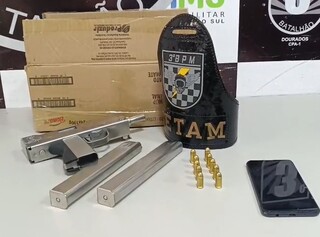 Jovem &eacute; presa tentando entregar submetralhadora ao descer de carro de aplicativo