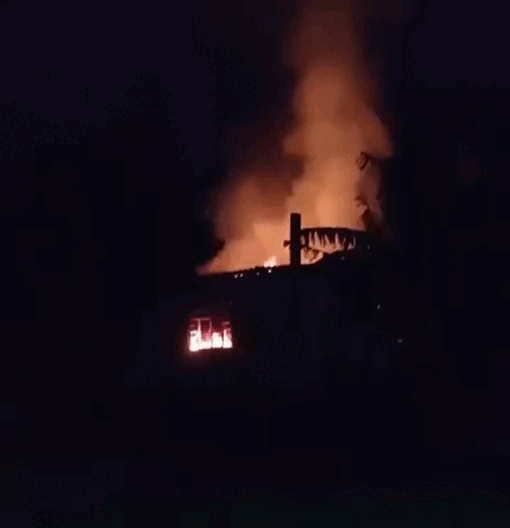 Fogo alto toma casa e mobiliza bombeiros no Jardim Batist&atilde;o