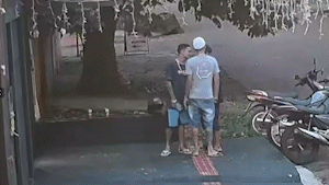 V&iacute;deo mostra rapaz atirando sem querer e tentando socorrer barbeiro