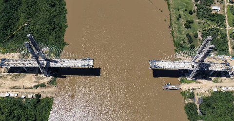 Ponte que liga Brasil e Paraguai est&aacute; a 128 metros de ser conclu&iacute;da