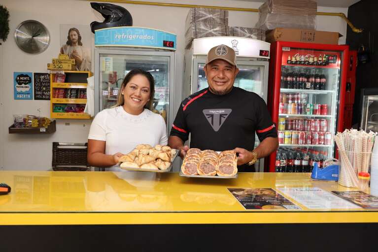 Renata era aluna de João e hoje casal vende 2,5 mil esfirras por dia 