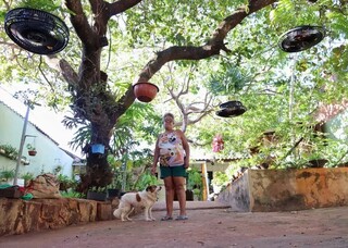 Atr&aacute;s do port&atilde;o, Doraci guarda "quintal secreto" at&eacute; com p&eacute; de caju 