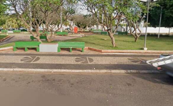 Troca de tiros em pra&ccedil;a termina com homem morto por tr&ecirc;s disparos