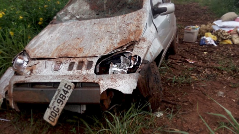 Fam&iacute;lia escapa ilesa ap&oacute;s carro capotar na MS-276