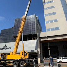 Vai passar pelo Centro? Guindaste interdita parte do tr&acirc;nsito na Cal&oacute;geras