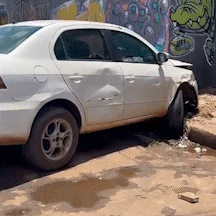 Motorista de carro crivado a bala fugia de atiradores na Vila Nhanh&aacute;