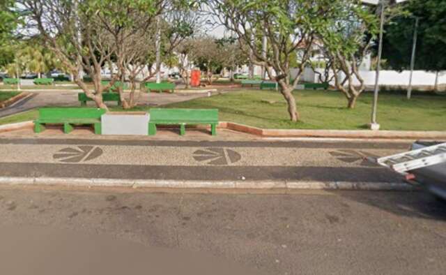 Troca de tiros em pra&ccedil;a termina com homem morto ferido por tr&ecirc;s disparos