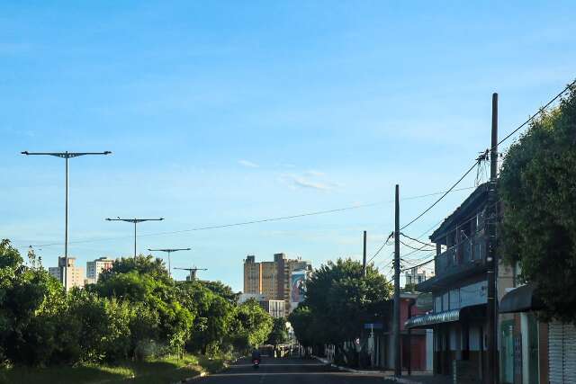 Domingo ser&aacute; de altas temperaturas e de alerta para chuva com ventania