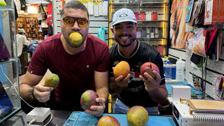 Entre celulares e tênis, Wanderson empurra até manga para os clientes