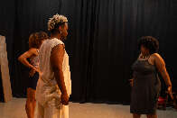 Pe&ccedil;a sobre amor e resist&ecirc;ncia negra ocupa espa&ccedil;os p&uacute;blicos da cidade