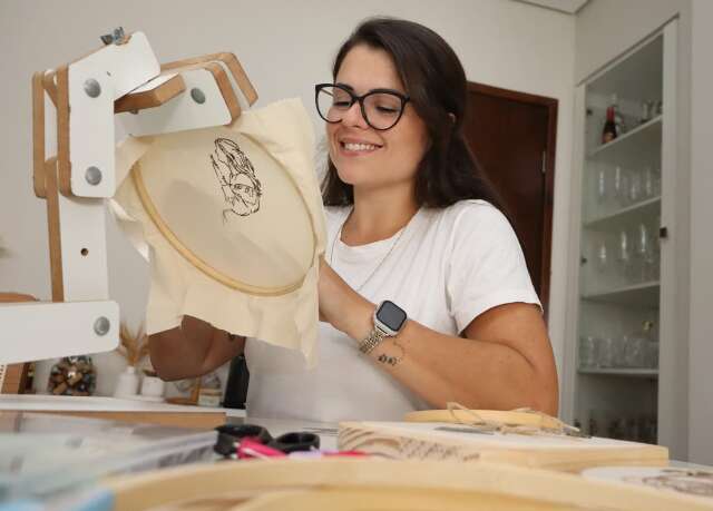 Depois de viver enchentes no RS, s&oacute; o bordado salvou controladora de voo