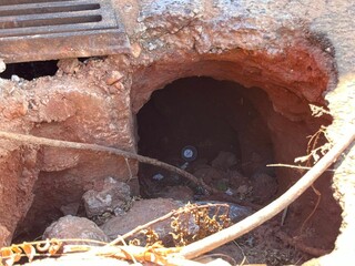 Cratera em via do Jardim Canguru cresce a cada chuva e preocupa moradores