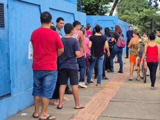 Trabalhadores chegam na noite anterior para garantir senha em sele&ccedil;&atilde;o do Primt