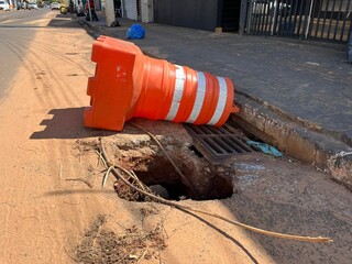 Cratera em via do Jardim Canguru cresce a cada chuva e preocupa moradores