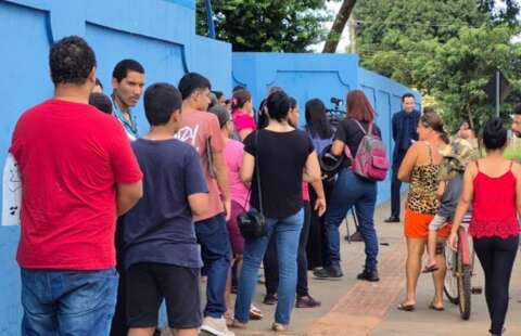 Trabalhadores chegam na noite anterior para garantir senha em sele&ccedil;&atilde;o do Primt