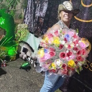 Florista &eacute; atingida por estilha&ccedil;os de bomba da PM e pode perder a vis&atilde;o