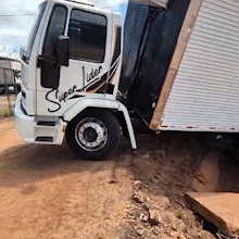 Caminh&atilde;o cai em valeta aberta ao lado de BR e comerciantes cobram provid&ecirc;ncias