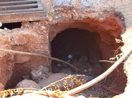 Cratera em via do Jardim Canguru cresce a cada chuva e preocupa moradores